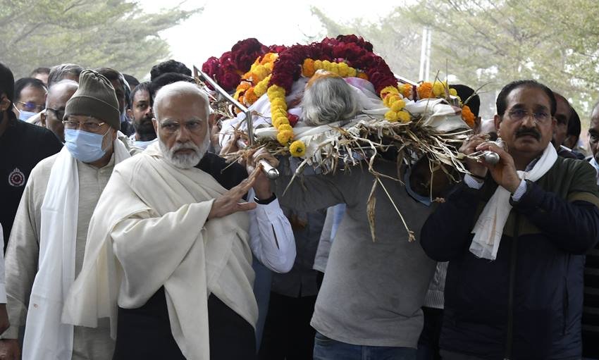 narendra Modi mothers funeral photos