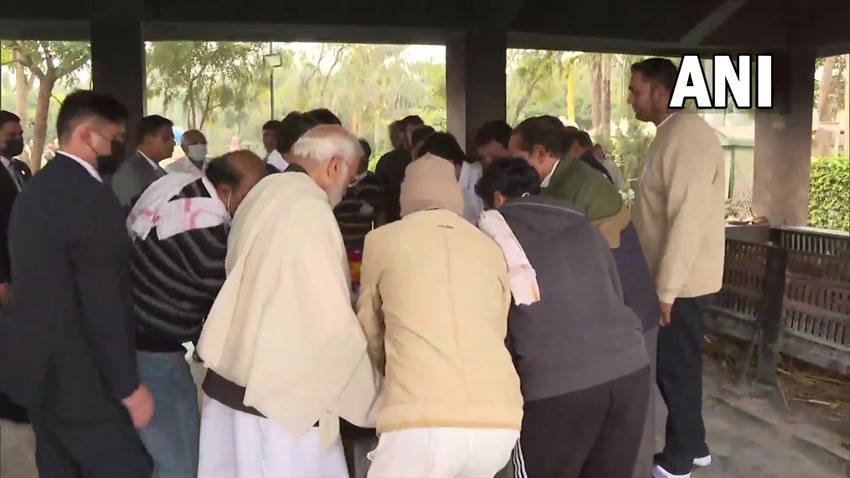 PM Narendra Modi in mothers funeral