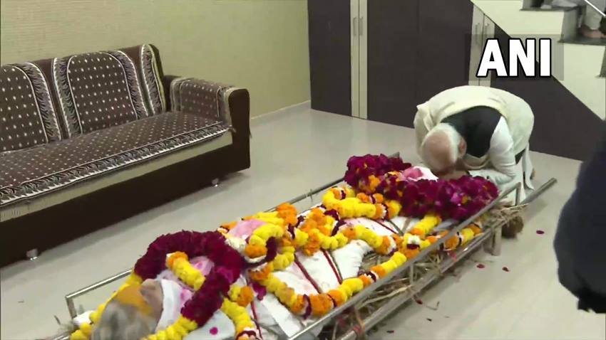 narendra modi with his mothers dead bobdy
