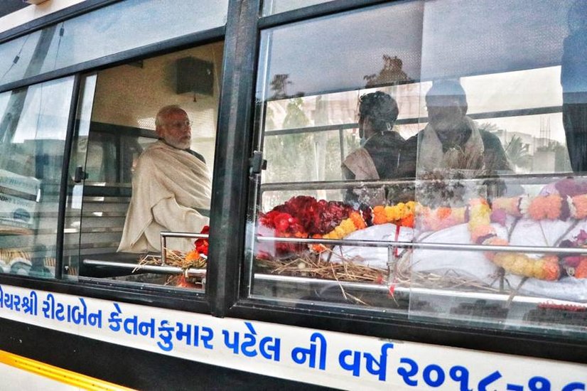PM Modi with mothers deadbody in bus