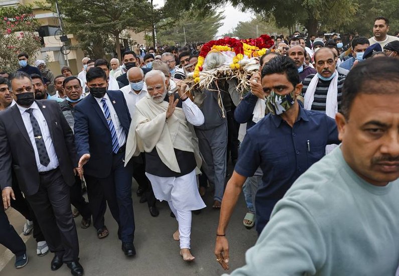 Pm modi in mothers funeral