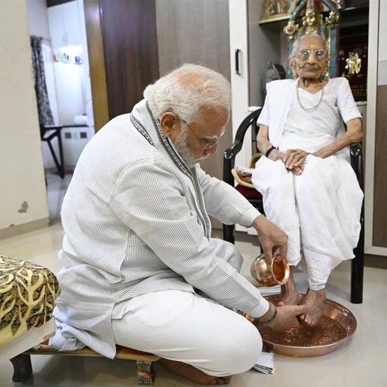 narendra modi clean his mothers feet