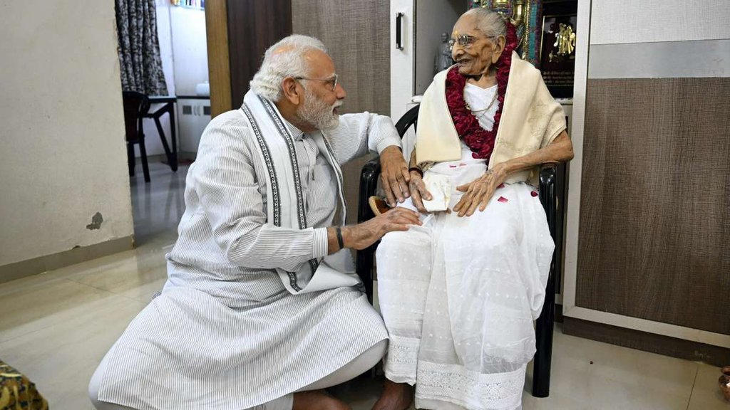 अपनी मां हीराबेन के साथ प्रधानमंत्री नरेंद्र मोदी (PTI)