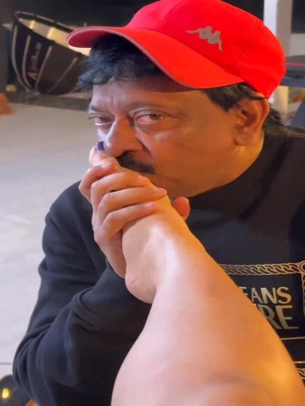 RAM GOPAL VERMA KISSED THE LEG OF ACTRESS