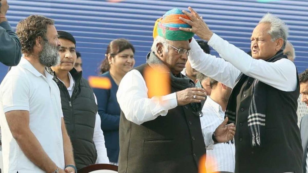 राहुल गांधी, अशोक गहलोत के साथ कांग्रेस अध्यक्ष मल्लिकार्जुन खड़गे (फोटो सोर्स- @kharge/ ट्विटर)