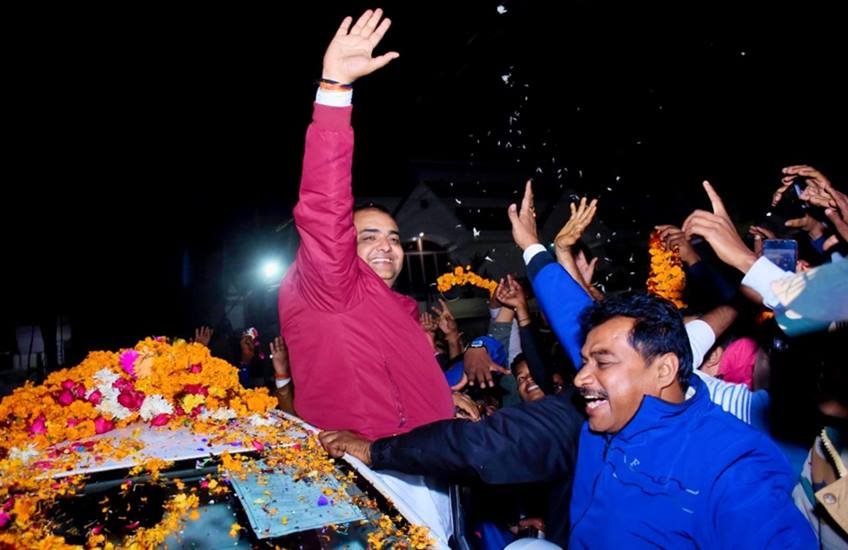 Akash Saxena Rampur MLA: रामपुर उपचुनाव (Rampur Bypoll) में समाजवादी पार्टी (Samajwadi Party) के आसीम रजा (Asim Raza) को हराकर बीजेपी (BJP) के आकाश सक्सेना (Akash Saxena) विधायक चुन लिये गए हैं। रामपुर सीट आजम खान (Azam Khan) का गढ़ मानी जाती है। आकाश सक्सेना ने आझम गे गढ़ में सेंध लगाकर ना सिर्फ चुनाव जीता बल्कि अपने पिता (Akash Saxena Father) की हार का बदला भी ले लिया है। आइए जानते हैं आकाश सक्सेना से जुड़ी कुछ बातें। (Photo: Akash Saxena Facebook)