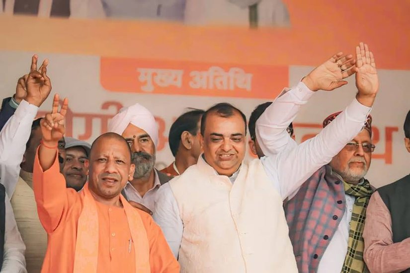 आकाश सक्सेना के पिता शिव बहादुर सक्सेना उत्तर प्रदेश सरकार में मंत्री रह चुके हैं। वह रामपुर की स्वार विधानसभा सीट से चार बार विधायक चुने गए थे। (Photo: Akash Saxena Facebook)