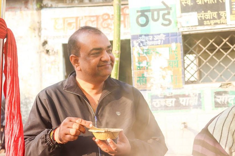 साल 2017 में आकाश सक्सेना के पिता ने आजम खान के विरुद्ध रामपुर विधानसभा सीट से चुनाव लड़ा। इस चुनाव में आजम ने उन्हें हरा दिया। अब उसी सीट पर आकाश सक्सेना ने आजम खान के खास को हरा पिता का बदले ले लिया है।  (Photo: Akash Saxena Facebook)