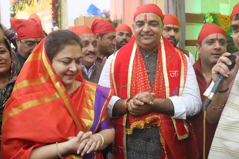 आकाश सक्सेना के नाम पर एक इनोवा कार और करीब 15 लाख का सोना है। (Photo: Akash Saxena Facebook)