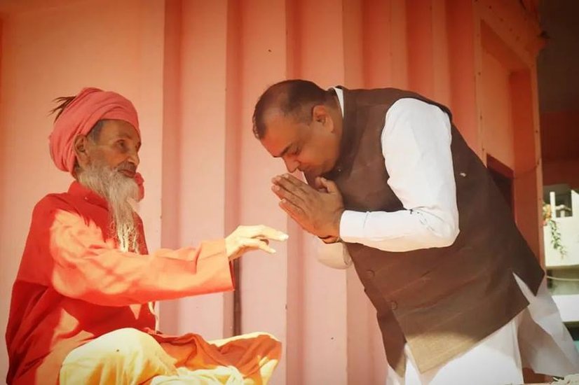 आकाश सक्सेना ही वो शख्स हैं जिन्होंने आजम खान, उनकी पत्नी तंजीन फातिमा औऱ बेटे अब्दुल्ला के खिलाफ कई मुकदमे दर्ज करा रखे हैं।  (Photo: Akash Saxena Facebook)