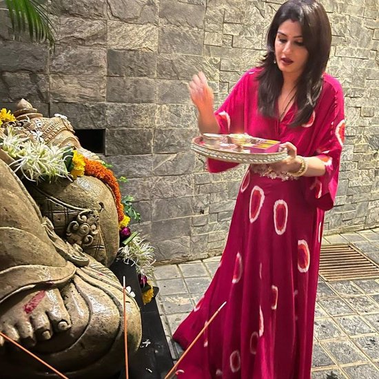 raveena Tandon worshipping