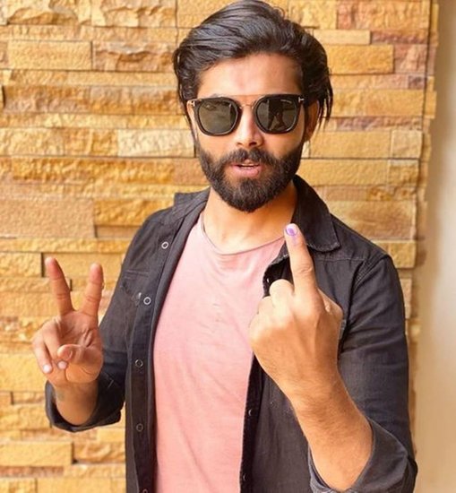 Ravindra jadeja Birthday: टीम इंडिया के सुपरस्टार ऑलराउंडर रविंद्र जडेजा का आज जन्मदिन है। 6 दिसंबर 1988 को गुजरात के जामनगर में जन्मे रविंद्र जडेजा 34 साल के हो गए हैं। जडेजा (Ravindra Jadeja) इन दिनों टीम से बाहर हैं। हालांकि आईपीएल 2023 (IPL 2023) तक उनके ठीक होने की उम्मीद है। आईपीएल (IPL) में जडेजा महेंद्र सिंह धोनी (MS Dhoni) की टीम चेन्नई सुपर किंग्स से खेलते हैं। (Photo: Ravindra Jadeja Instagram)