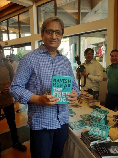 Ravish Kumar: इस साल सबसे ज्यादा चर्चा में रहने वाले टीवी न्यूज एंकर्स में रवीश कुमार का नाम सबसे पहले आता है। इस साल रवीश कुमार दो कारणों से काफी चर्चा में रहे। पहला तो ये कि उन पर बनी फिल्म 'व्हाइल वी वाच्ड' इस साल रिलीज हुई। फिल्म को विदेशों में रिलीज किया गया है। (Photo: Ravish Kumar इacebook)