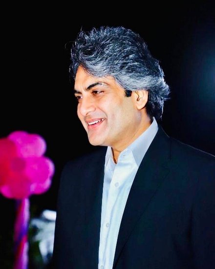 Sudhir Chaudhary: सुधीर चौधरी सालों तक जी न्यूज के साथ जुड़े रहे। जी न्यूज पर उनका प्रोग्राम डीएनए काफी पॉपुलर भी था। लेकिन इस साल उन्होंने जी न्यूज छोड़ आज तक न्यूज चैनल का दामन थाम लिया। सुधीर चौधरी के जी न्यूज छोड़ने और आज तक ज्वाइन करने, दोनों, की ही खबरें सोशल मीडिया में चर्चा का विषय रहीं। (Photo: Sudhir Chaudhary Facebook)