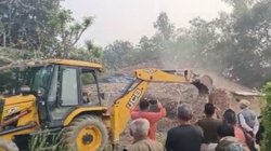 Madhya Pradesh: रीवा में युवती की पिटाई के मामले में शिवराज सरकार का बड़ा एक्शन, आरोपी के घर चला बुलडोजर