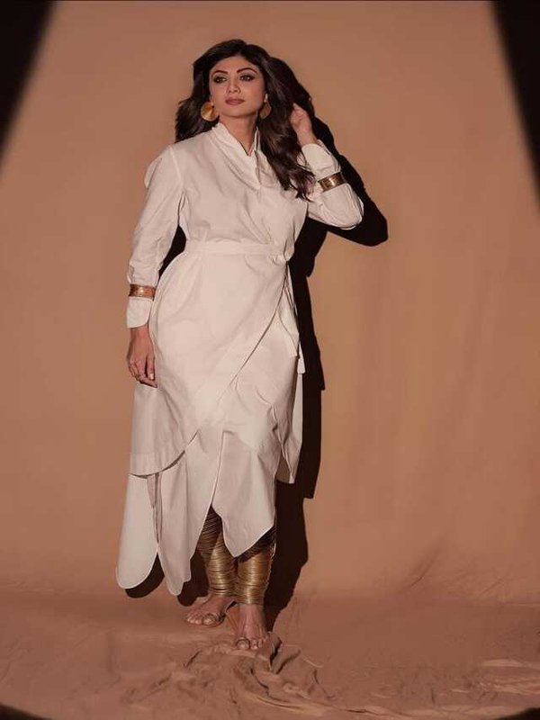 SHILPA SHETTY IN ALL WHITE LOOK