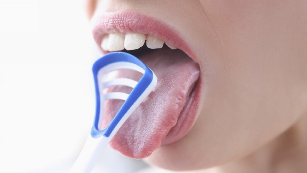 Tongue Scraping Benefits: रोजाना जीभ को स्क्रेप करने से सांस की बदबू दूर होती है और ओरल हेल्थ दुरुस्त रहती है। PHOTO-FREEPIK Tongue Scraping Benefits: रोजाना जीभ को स्क्रेप करने से सांस की बदबू दूर होती है और ओरल हेल्थ दुरुस्त रहती है। PHOTO-FREEPIK