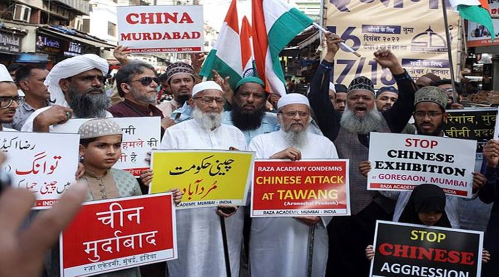 अरुणाचल प्रदेश के तवांग सेक्टर में सीमा पर हाथापाई के बाद मुंबई में मंगलवार 13 दिसंबर, 2022 को चीन के खिलाफ विरोध प्रदर्शन करते लोग। (फोटो- रायटर्स)