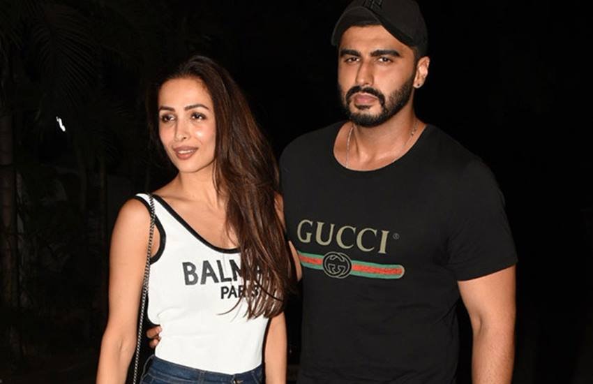 Actresses to be married in 2023: साल 2022 में रणबीर कपूर (Ranbir Kapoor), आलिया भट्ट (Alia Bhatta), नयनतारा (Nayanthara) और हंसिका मोटवानी (Hansika Motwani) जैसे ना जाने कितने ही एक्टर्स ने शादी रचाई। वहीं कई एक्ट्रेसेस ऐसी रहीं जिनकी शादी को लेकर फैंस को उम्मीद थी कि इस साल हो जाएगी। हालांकि ऐसा अंदेशा है कि अगले साल ऐसे फैंस का इंतजार खत्म हो सकता है। सोशल मीडिया गॉसिप और कुछ मीडिया रिपोर्ट्स की मानें तो ये एक्ट्रेसेस कभी भी अपनी शादी का ऐलान कर सकती हैं। आइए डालते हैं उन एक्ट्रेसेस पर एक नजर जिनके घर साल 2023 में शहनाई बज सकती है। (Photo: Social Media)