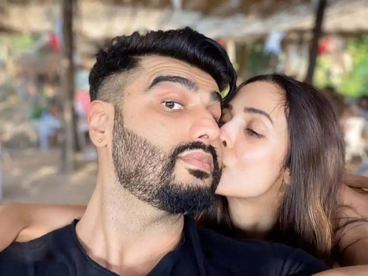 Malaika Arora: मलाइका अरोड़ा तलाक के बाद से अरबाज खान संग रिलेशनशिप में हैं। साल के शुरुआत में इस तरह की चर्चा जोरों पर थी कि दोनों शादी करने वाले हैं। हालांकि साल खत्म होने तक भी उनकी शादी नहीं हुई है। माना जा रहा है कि अगले साल दोनों शादी के बंधन में बंध सकते हैं। (Photo: Malaika Arora Instagram)