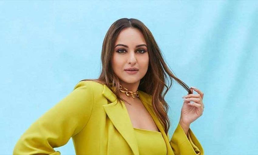 Sonakshi Sinha: सोनाक्षी सिन्हा ने इस साल जहीर इकबाल के साथ अपने रिश्ते को पब्लिक कर दिया था। कई बार सोशल मीडिया में इस तरह की चर्चा हुई कि दोनों शादी करने वाले है। हालांकि अगले साल दोनों की शादी के कयास लगाए जा रहे हैं। (Photo: Sonakshi Sinha Instagram)