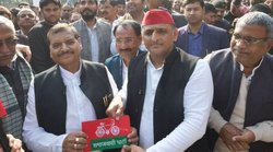 Shivpal Yadav in SP: शिवपाल यादव हुए सपा में शामिल, पार्टी का भी किया विलय