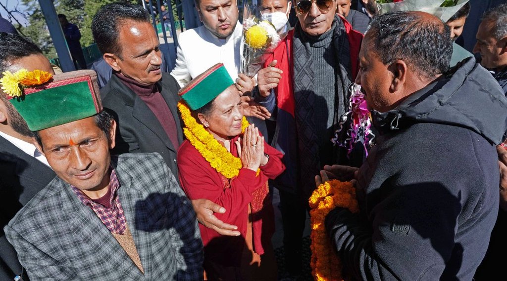 समर्थकों के बीच प्रतिभा सिंह (फोटो : ANI)
