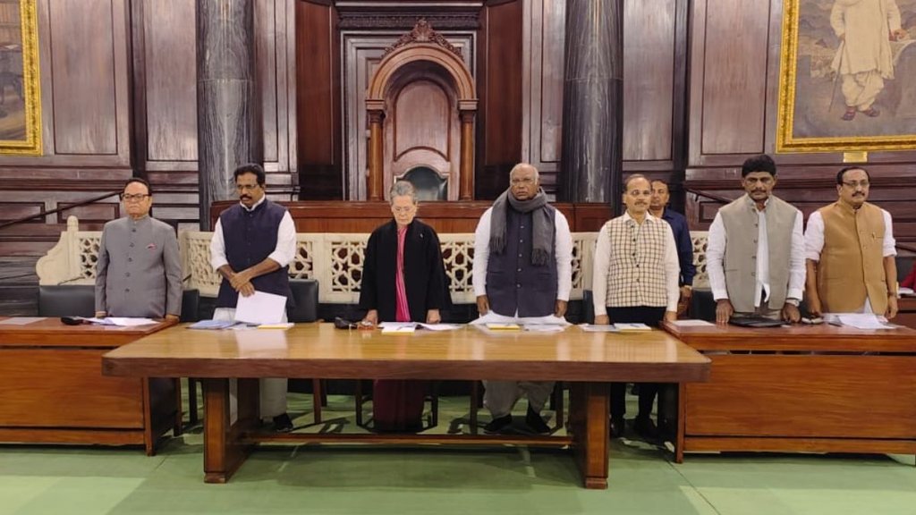  मल्लिकार्जुन खड़गे के कांग्रेस अध्यक्ष बनने के बाद पहली कांग्रेस संसदीय दल (CPP) की बैठक के दौरान सोनिया गांधी ने यह बातें कही है। (फोटो : TwitterCongress 