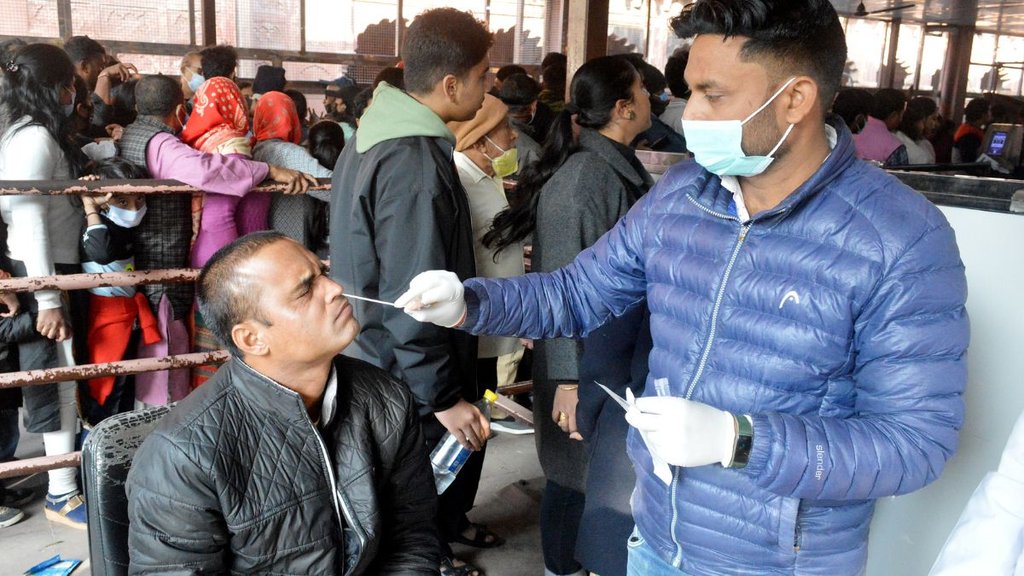 चीनी अधिकारियों का अनुमान है कि दिसंबर के पहले 20 दिनों में लगभग 250 मिलियन लोग कोविड-19 से संक्रमित हुए थे। (फोटो : एएनआई)