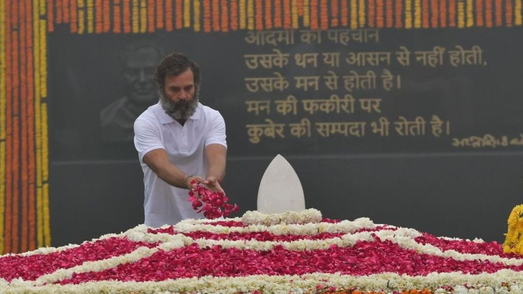 सदैव अटल में अटल बिहारी वाजपेयी को श्रद्धांजलि अर्पित करते राहुल गांधी (फोटो : Twitter)