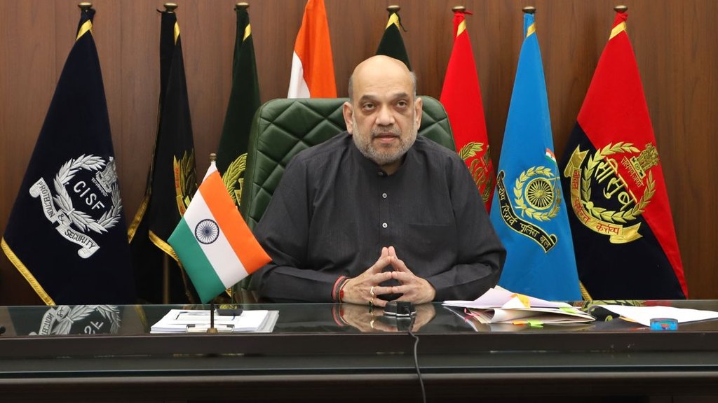 सूरत (Surat) में एक समारोह को वर्चुअली संबोधित करते हुए अमित शाह (Amit Shah) (फोटो : Twitter)
