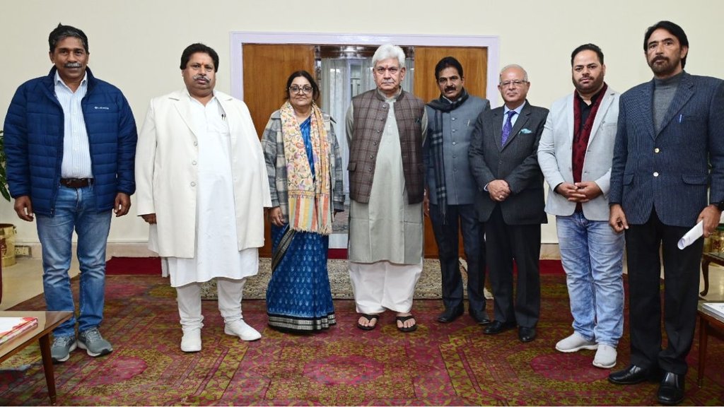 जम्मू-कश्मीर के उपराज्यपाल मनोज सिन्हा (Manoj Sinha) के साथ कांग्रेस पदाधिकारी (फोटो : Twitter KC Venugopal)