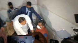 Coronavirus Mockdrill के दौरान दिखा यूपी के डिप्टी सीएम का मानवीय चेहरा, ठंड से कांप रहे मरीज को पहना दी अपनी सदरी