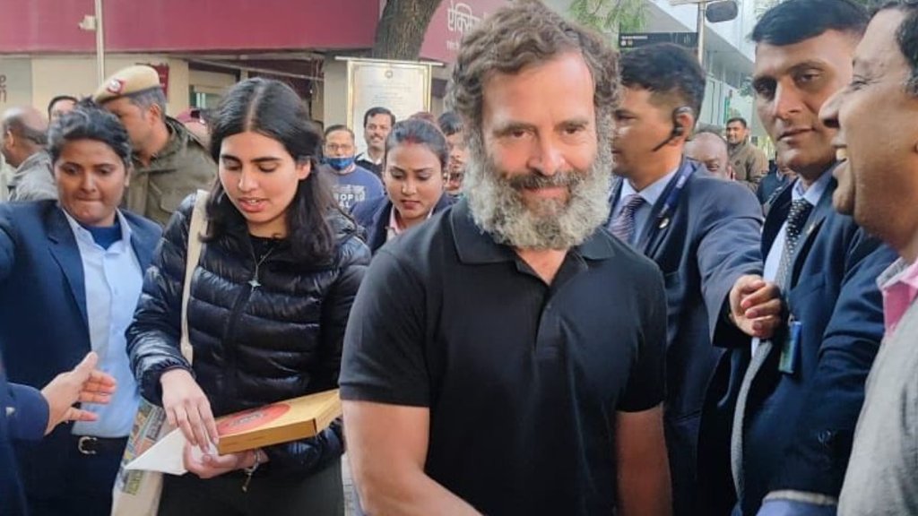 (Rahul Gandhi) अपनी भतीजी के साथ दिल्ली (Delhi) के एक मॉल में काली टी-शर्ट पहने दिखाई दिए। (फोटो : Twitter)