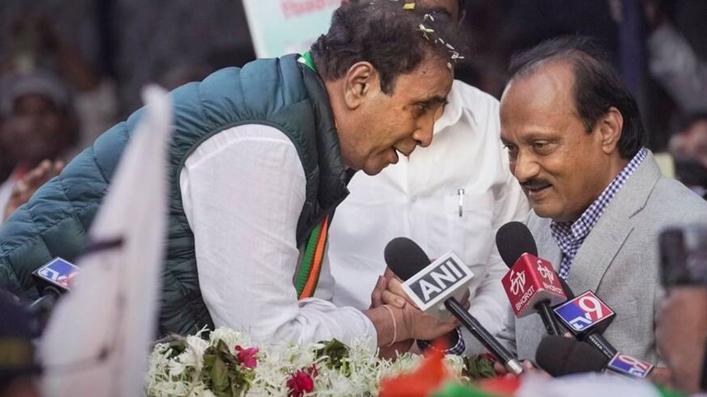 अनिल देशमुख (Anil Deshmukh ) के एक साल से अधिक समय के बाद बुधवार को जेल से बाहर आने के बाद उनके स्वागत करने के लिए विपक्ष के नेता अजीत पवार (Ajit Pawar) मौजूद थे। (फोटो : पीटीआई )