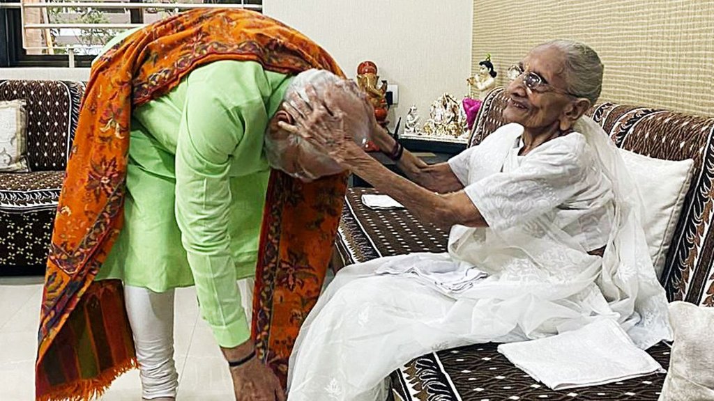 प्रधानमंत्री नरेंद्र मोदी की मां हीराबेन का निधन हो गया है। 100 वर्षीय हीराबेन अहमदाबाद के अस्पताल में भर्ती थी। (फोटो : एएनआई)