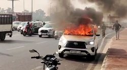 Noida NH 24 Fire: नोएडा सेक्टर 62 के पास एनएच 24 पर धू-धू कर जलने लगी इनोवा कार, भीषण आग से बाल-बाल बचे लोग