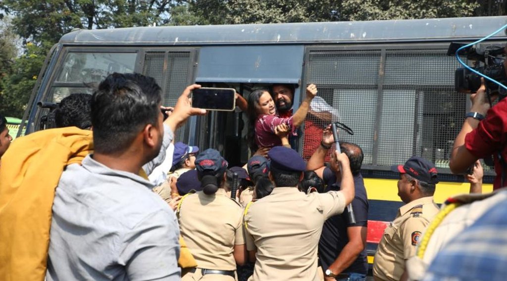 राज्यपाल का विरोध कर रहे लोगों को गिरफ्तार कर लिया गया है। (Express Photo) 