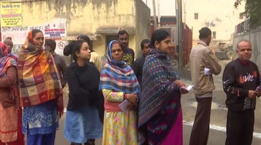 दिल्ली नगर निगम चुनाव के दौरान वोट डालने जाते मतदाता (फोटो : एएनआई)
