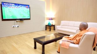 Yogi Aditynath Fifa World Cup| Yogi Viral Photo| Scindia Fifa Match| Yogi Photo Jansatta|