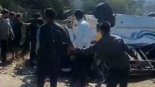 Manipur Road Accident: घटनास्थल की तस्वीर। (फोटो सोर्स: वीडियोग्रैब/@NBirenSingh)