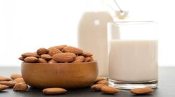 Almond milk: बादाम का दूध पीना ज्यादा पसंद हैं तो जान लीजिए इसके साइड इफेक्ट