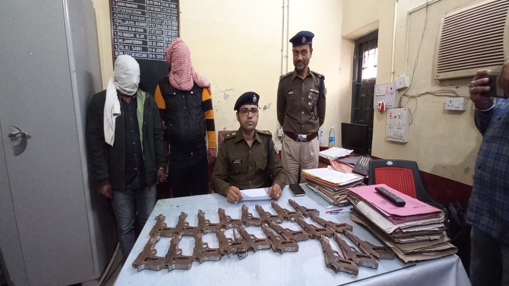 नाथनगर थाना में सिटी एसपी सुवर्ण प्रभात बरामद अर्द्धनिर्मित हथियारों और दबोचे गए दो तस्करों के साथ। नाथनगर थाना में सिटी एसपी सुवर्ण प्रभात बरामद अर्द्धनिर्मित हथियारों और दबोचे गए दो तस्करों के साथ।