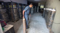 Corona Guideline: केंद्र सरकार ने राज्यों को ऑक्सीजन सिलेंडर और वेंटिलेटर के इंतजाम दुरुस्त रखने के दिए निर्देश, जानिए इस बार भारत की कैसी है तैयारी