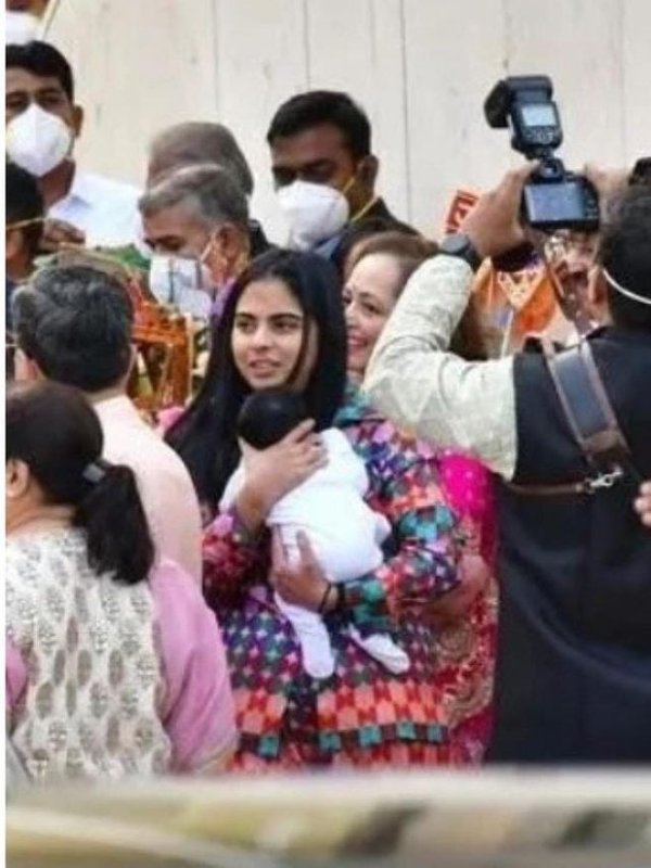ISHA AMBANI IS BACK TO INDIA WITH HER TWINS