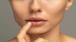 Lips care: सर्दी में होंठों पर पपड़ी जमने लगी तो इन 3 तरीकों से करें लिप्स को मॉइश्चराइज, जल्द दिखेगा असर
