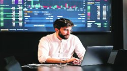 अर्थशास्त्र से बनाएं अर्थपूर्ण भविष्य