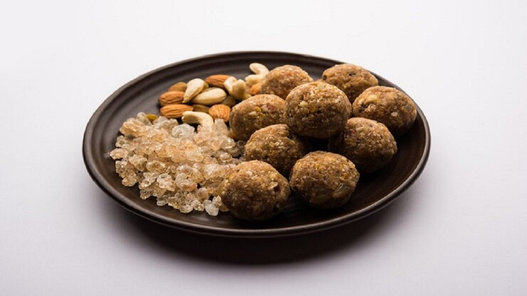 Gond Laddu benefits:सर्दियां में कमर दर्द, जोड़ों के दर्द से परेशान हैं तो गोंद के लड्डू खाएं। photo-freepik 