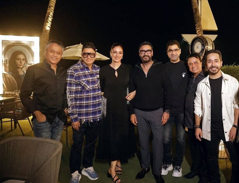 Drishyam 2 Success Party: अजय देवगन, तबू और श्रिया सरन स्टारर दृश्यम 2 को लोग खूब पसंद कर रहे हैं। फिल्म ने अब तक 150 करोड़ रुपये से ज्यादा की कमाई कर ली है। फिल्म के हिट होने पर मेकर्स ने सक्सेस पार्टी का आयोजन किया। इस पार्टी में फिल्म से जुड़े तमाम लोग शामिल रहे।(Photo: Kumar Mangat Pathak/Instagram)