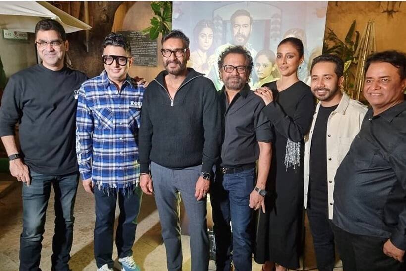 फिल्म से जुड़े महत्वपूर्ण लोग एक फ्रेम में।(Photo: Tabu/Instagram)